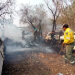 Alcaldía y Bomberos luchan contra incendio en el barrio Municipal de la ciudad de Yacuiba