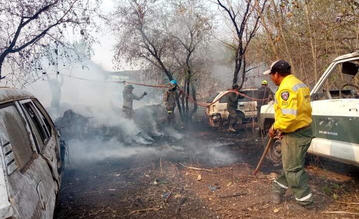 Alcaldía y Bomberos luchan contra incendio en el barrio Municipal de la ciudad de Yacuiba