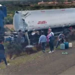 Cisterna es impactada por un camión de carga ocasionando cuantiosa pérdida de diésel, en Villazón