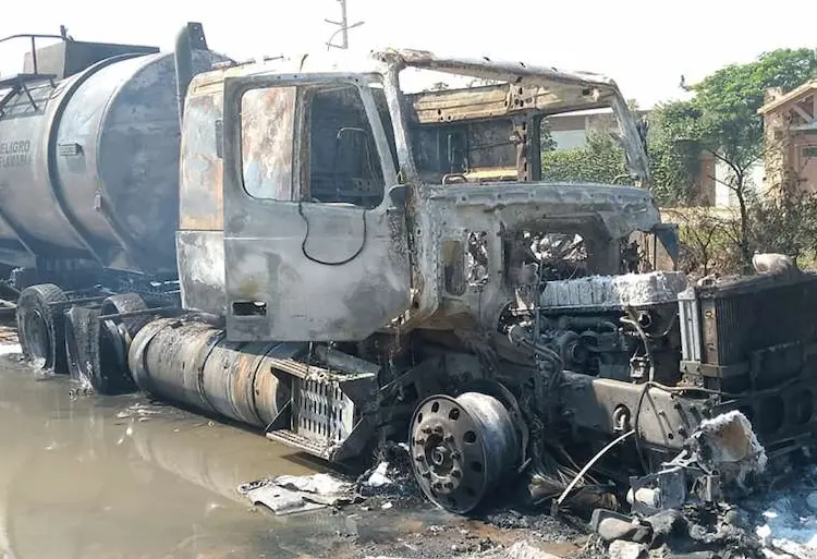 Incendio consume parte de un camión cisterna en la zona sur de Santa Cruz