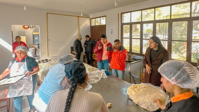 Vecinos continúan elaborando pan de Bs.1 en los Centros CAP de la Alcaldía