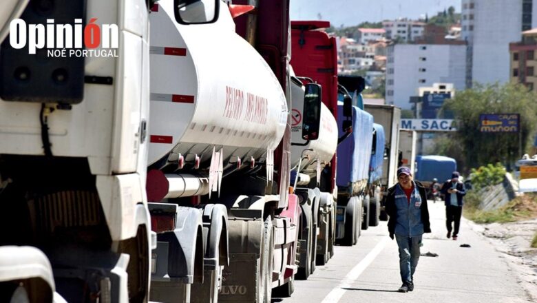 Cisterneros están en paro y hay más  filas en surtidores por combustibles