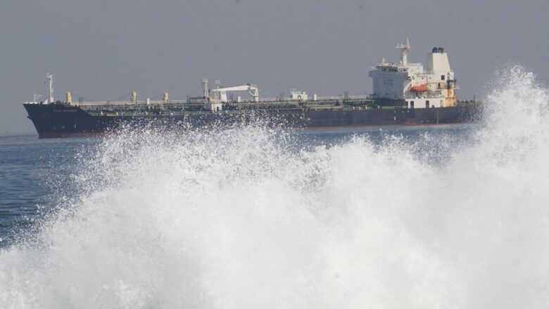 Arica: YPFB espera condiciones favorables para descargar combustible de seis buques