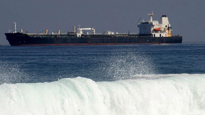Combustible: se dilata arribo por olas; transporte paceño vuelve a las calles
