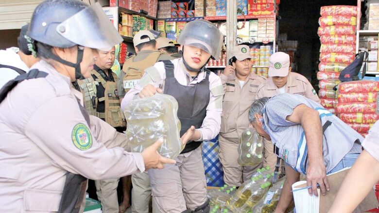 Decomisan en mercado de Santa Cruz grandes cantidades de aceite sin registro sanitario