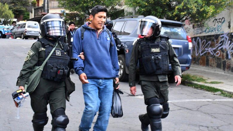 Evistas y policías se enfrentan cerca al TSE; hay heridos y detenidos