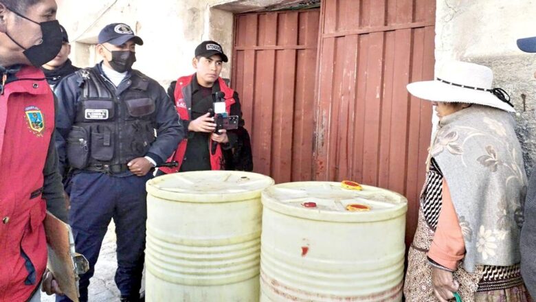 Hallan en El Alto 35 turriles con aceite ocultos en diferentes centros de comercio