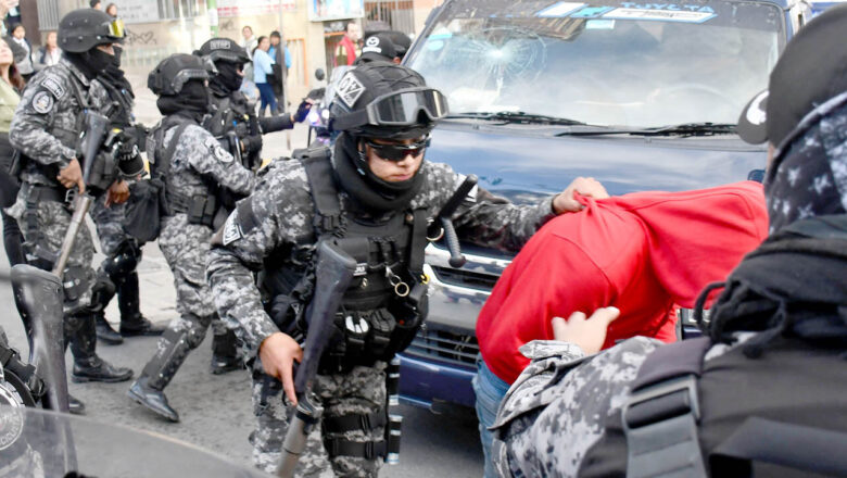 Enfrentamientos en La Paz deja 4 policías heridos, 26 aprehendidos y Bs 23.900 secuestrados