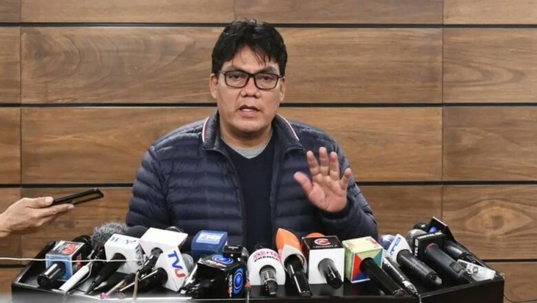 Diputado Arce culpa al Gobierno por la publicación de su número de teléfono como dama de compañía