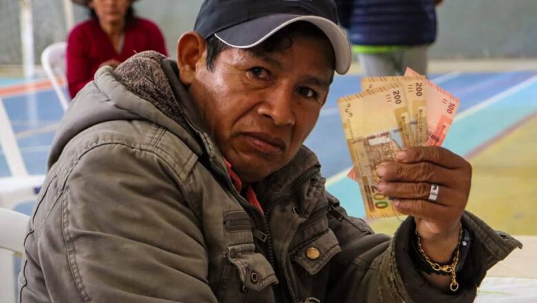Alcaldía de Yacuiba realiza entrega de bonos a personas con discapacidad grave y muy grave