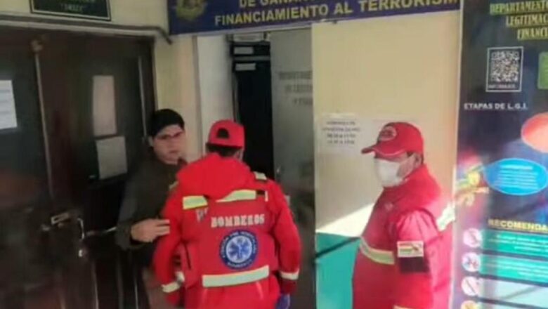 Bomberos atienden a exministro Siles, tras sufrir una descompensación