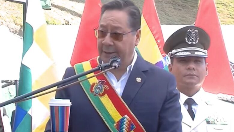 En el aniversario de la Policía, Arce rinde homenaje a efectivos fallecidos en bloqueos y promete justicia