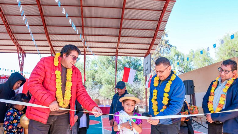 Gobernador Oscar Montes entrega tinglado a la Unidad Educativa San Juan en su 80 aniversario