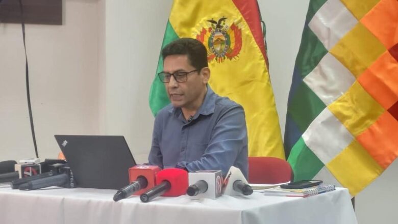YPFB informa que son 115 cisternas varadas en los bloqueos