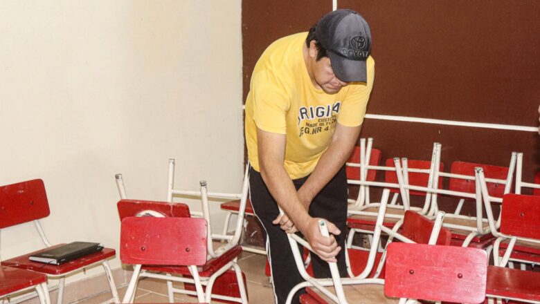 Gobierno Municipal  de Villa Montes entrega mobiliario a la Unidad Educativa “ Julio Crevaux”