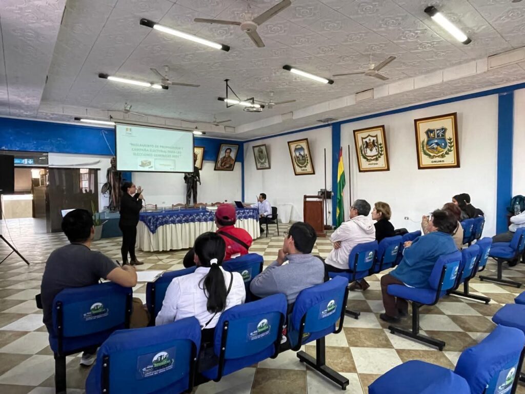 Así se realizó el d𝐢𝐚́𝐥𝐨𝐠𝐨 𝐢𝐧𝐟𝐨𝐫𝐦𝐚𝐭𝐢𝐯𝐨 𝐬𝐨𝐛𝐫𝐞 𝐞𝐥 𝐏𝐫𝐨𝐜𝐞𝐬𝐨 𝐄𝐥𝐞𝐜𝐭𝐨𝐫𝐚𝐥 𝟐𝟎𝟐𝟓 𝐞𝐧 𝐁𝐞𝐫𝐦𝐞𝐣𝐨