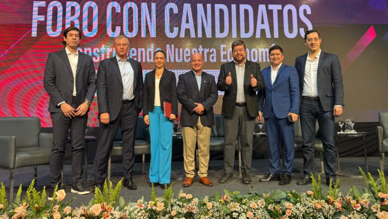 Samuel Doria Medina fue el único candidato presidencial que asistió al Foro de la CADEX