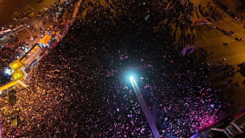 Manfred Reyes Villa desata una “marea morada” en La Paz durante el cierre de campaña