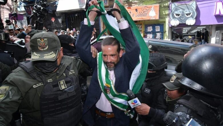 Camacho llega al juzgado con bandera cruceña y fuerte custodia policial
