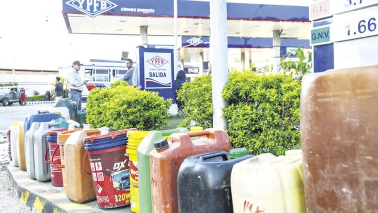 Combustibles: Gobierno asegura que el precio de los bidones vacíos subió de Bs 10 a 50, muestra de que existe acaparamiento
