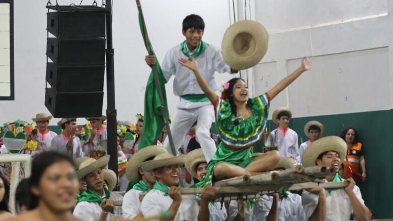 Cientos de bailarines se lucen en el festival Elay Puej