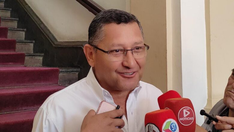 Óscar Montes critica la improvisación política y respalda a Tuto Quiroga como opción para Bolivia