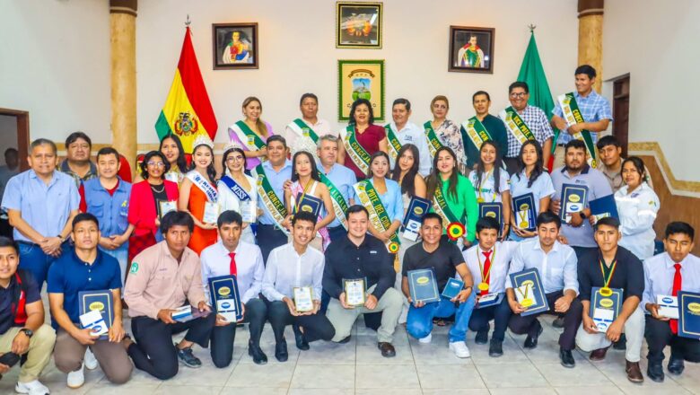 Reconocimiento a Médicos por sus Bodas de Oro y Plata en Tarija