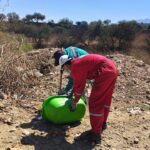 Alcaldía limpia la quebrada El Monte y San pedro para reducir el riesgo en temporada de lluvias