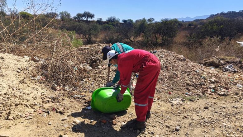 Alcaldía limpia la quebrada El Monte y San pedro para reducir el riesgo en temporada de lluvias
