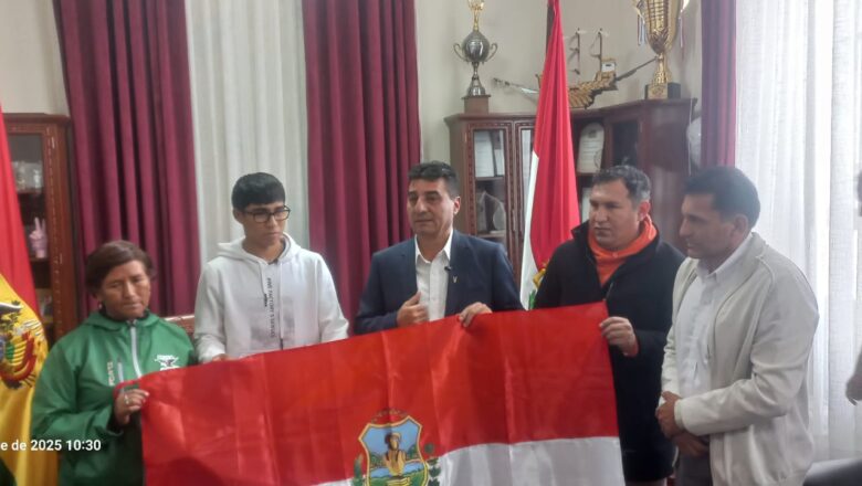 Alcalde entrega indumentaria deportiva al atleta Josué Nieves que participará en el Sudamericano U-20