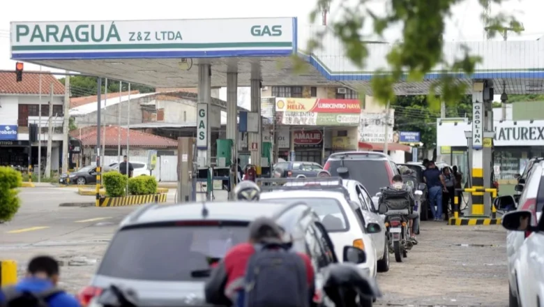 Pese a las promesas de solución, las filas por diésel y gasolina continúan