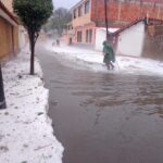 Una intensa granizada colapsa calles y deja vehículos atrapados en Tarija