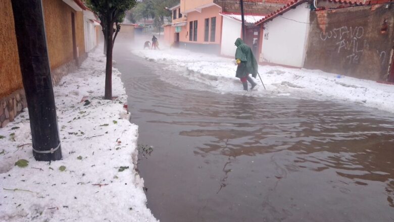 Una intensa granizada colapsa calles y deja vehículos atrapados en Tarija