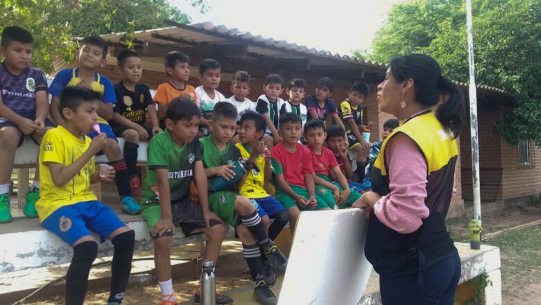 Taller “Mente de Campeón” fortalece el desarrollo emocional de jóvenes futbolistas en Villa Montes