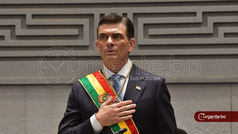 Paz es reconocido como capitán General de las FFAA y recibe medalla del Bicentenario