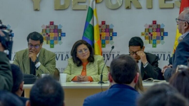 Gobierno promete poner fin a las filas con nuevo sistema electrónico de citas médicas