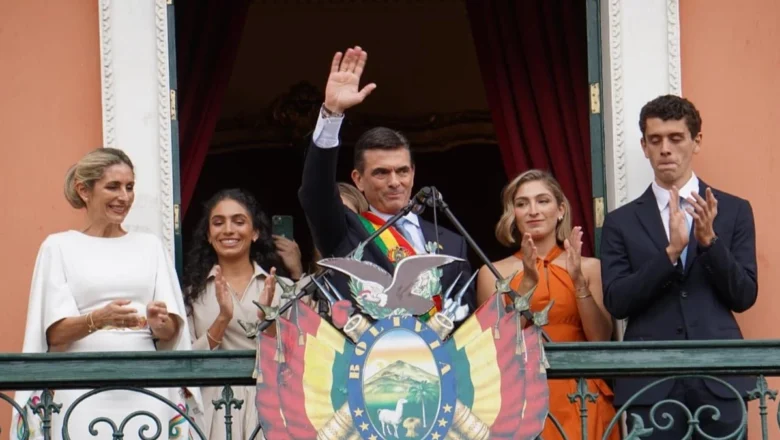 “No va a ser de la noche a la mañana, pero ya hay gasolina y diésel”: Paz saluda desde el balcón del Palacio