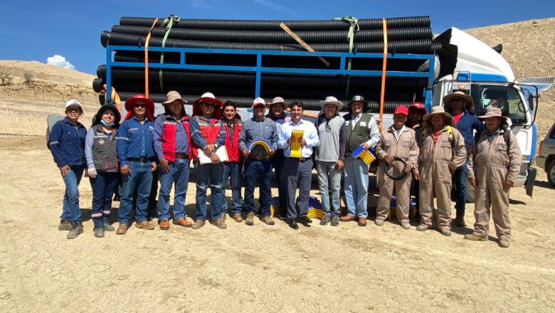 Alcalde entrega tuberías para el sistema de captación para el manejo de residuos en el CTRs