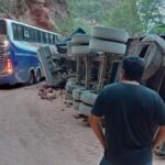 Camión cargado de carbón se vuelca en el Angosto, vía que une Villa Montes con Tarija