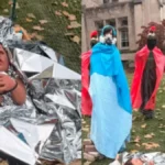 Un pesebre ‘custodiado’ por ICE y con un Niño Jesús esposado desata polémica en Chicago