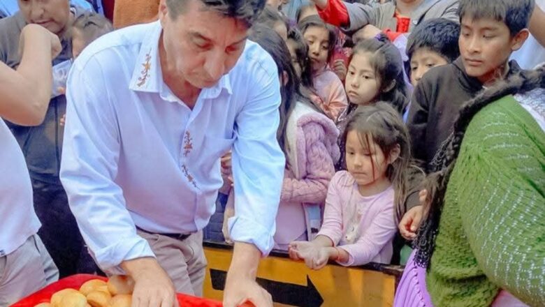 Tradición y alegría en la trenzada y chocolatada del Mercado Campesino