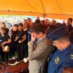 Entre lágrimas llegó el presidente Rodrigo Paz a Tarija a despedir a Mauricio Aramayo