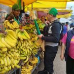 Campaña con uniforme: Mancilla recorre el Mercado Campesino vestido de guardia