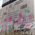 Monumento a Sucre vuelve a aparecer con grafitis; mensajes alusivos al Día Internacional de la Mujer