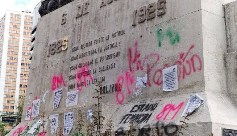 Monumento a Sucre vuelve a aparecer con grafitis; mensajes alusivos al Día Internacional de la Mujer
