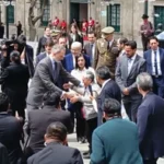 Rey de España rompe el protocolo y recorre a pie el centro político de Bolivia