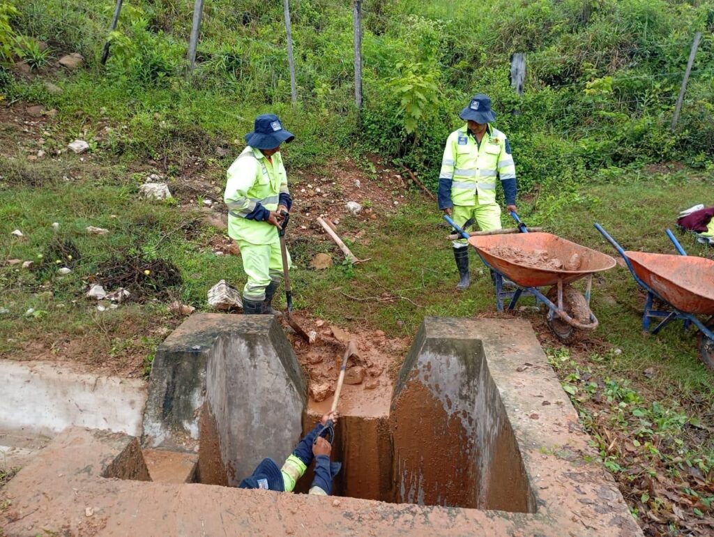 ABC Realiza limpieza de alcantarilla en la ruta Caraparí – Sidras, en Tarija