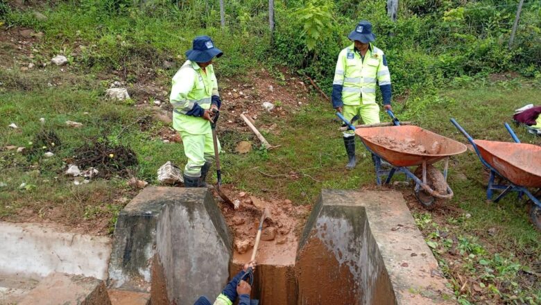 ABC Realiza limpieza de alcantarilla en la ruta Caraparí – Sidras, en Tarija