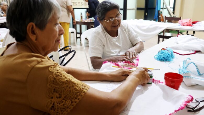 Villa Montes: Cursos de manualidades fomentan creatividad y bienestar en adultos mayores