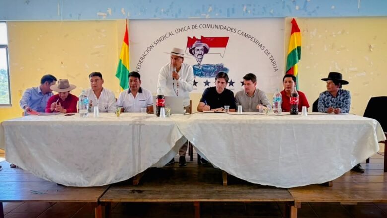Ministro Mauricio Zamora se reúne con comunidades campesinas de Tarija